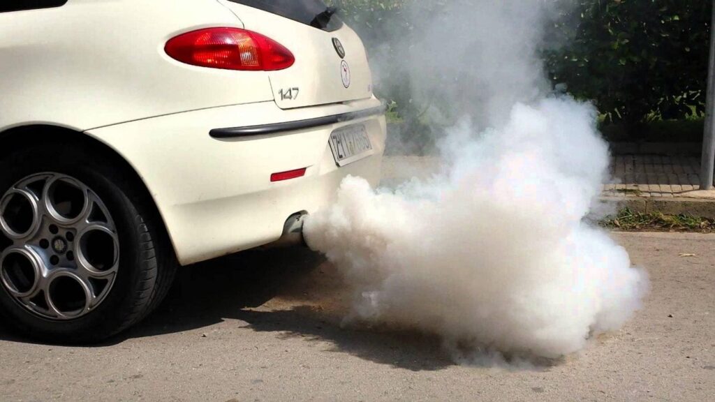 fumée blanche voiture