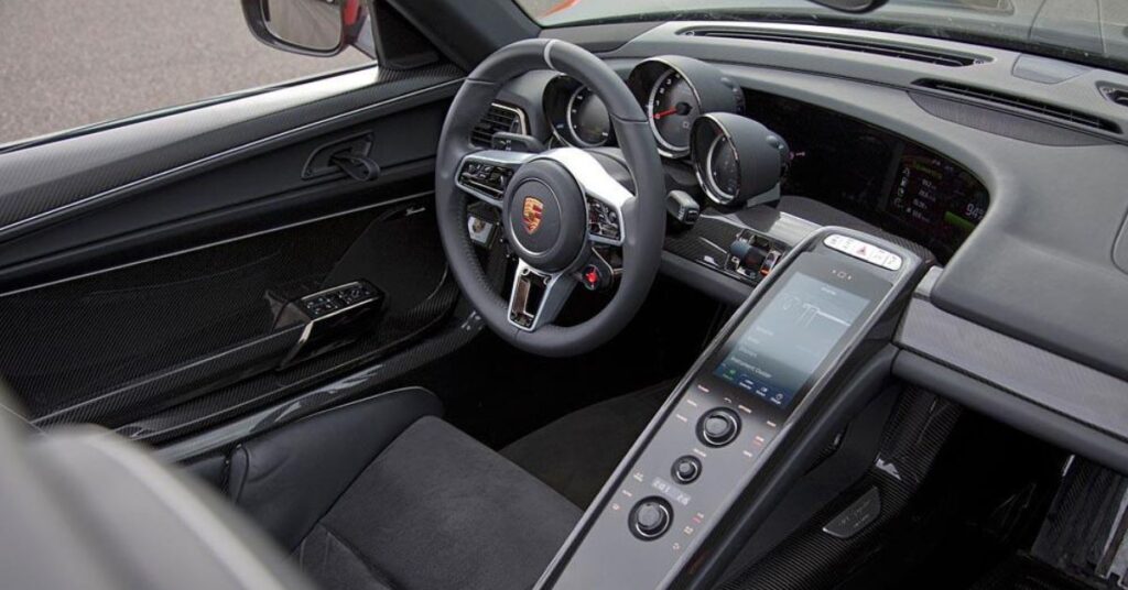 porsche 918 spyder interieur